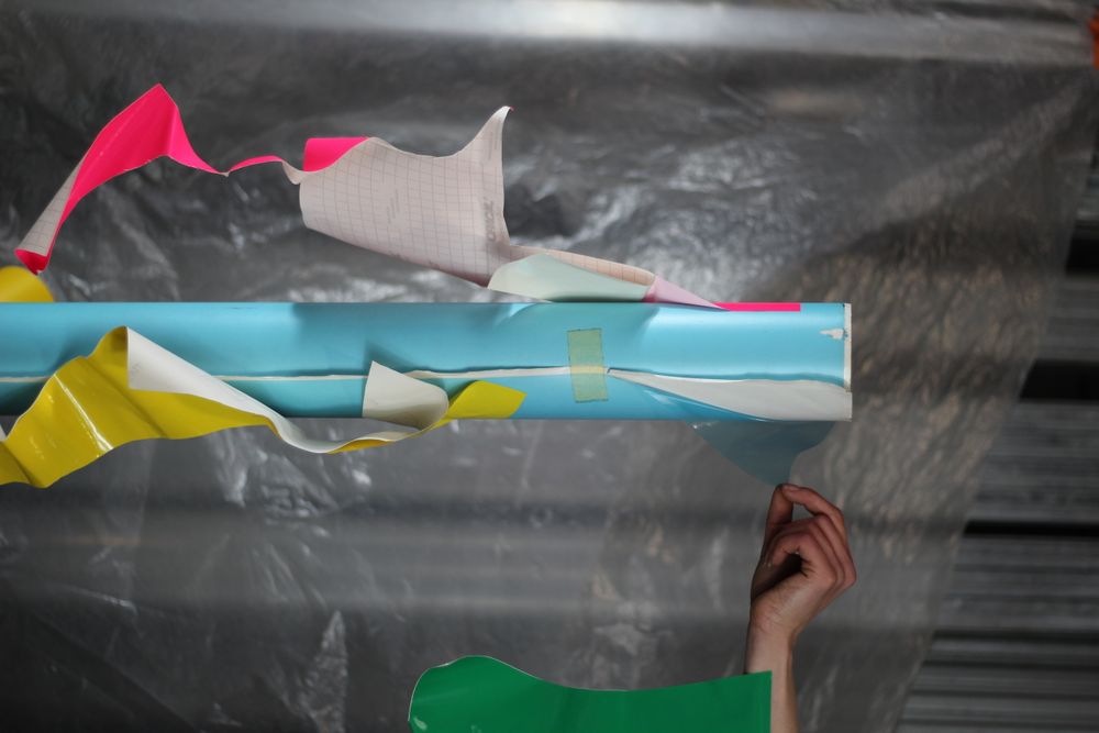 Autocollant, Surface adhésive***
